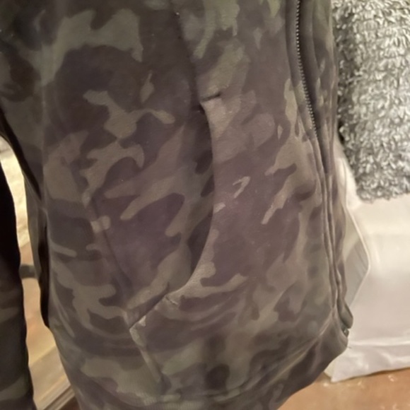 Lululemon Scuba Full-zip Hoodie Green Camo, size 8, EUC - Picture 5 of 6